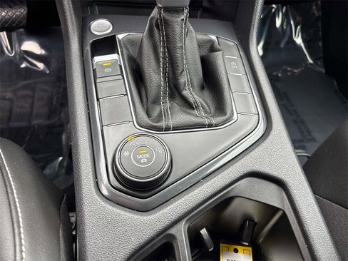 Used 2024 Volkswagen Tiguan SE image 27