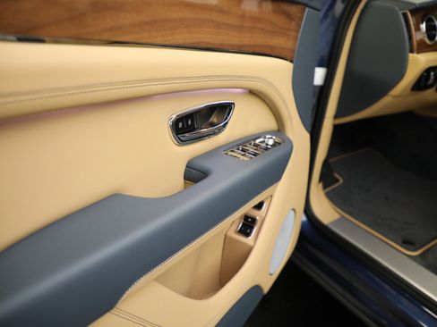 Used 2023 Bentley Bentayga image 25