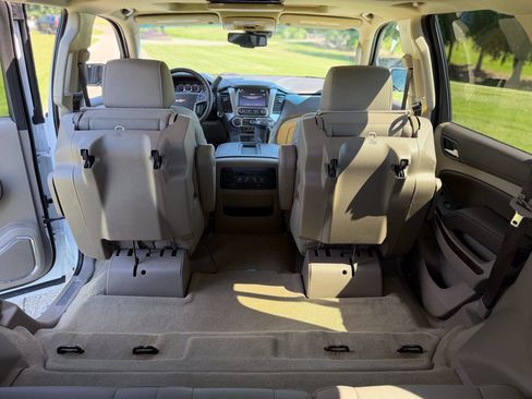 Used 2018 Chevrolet Tahoe LT w/ LT Signature Package RWD image 12