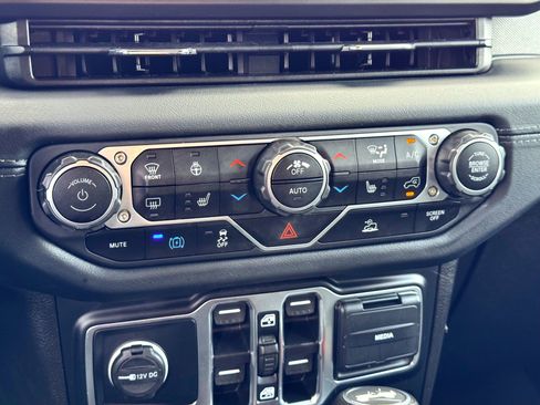 Used 2024 Jeep Wrangler Unlimited Sahara image 30