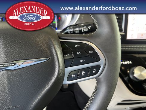 Used 2023 Chrysler Pacifica Touring-L image 25