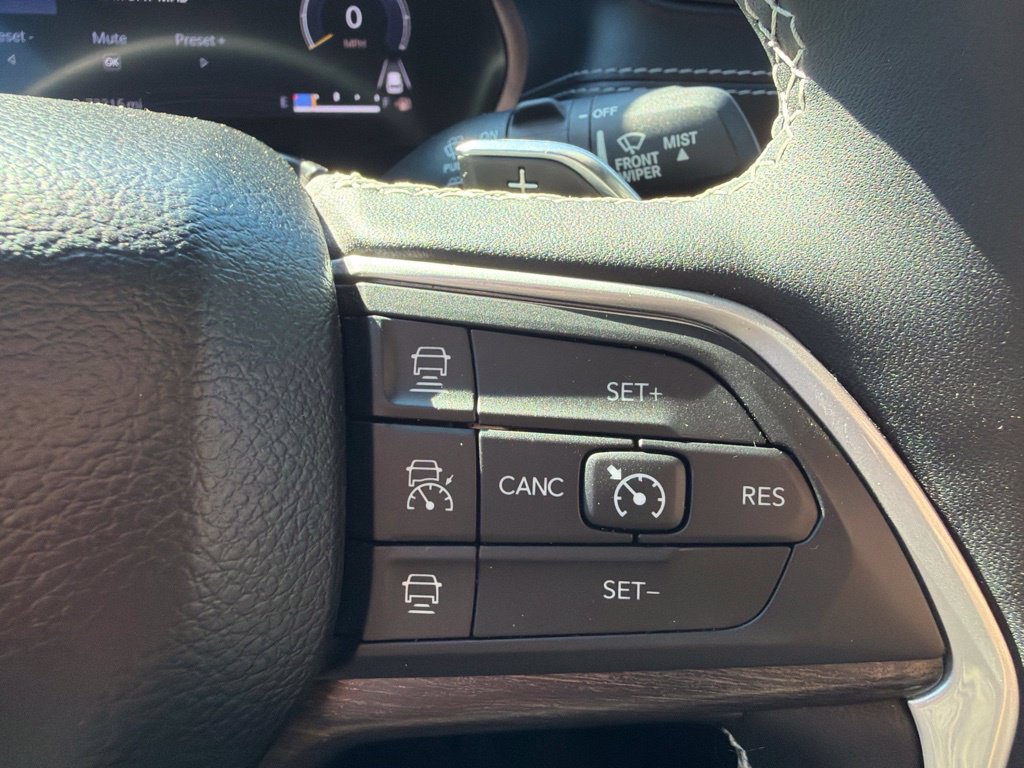 Used 2023 Jeep Grand Cherokee Limited w/ Black Appearance Package RWD image 18