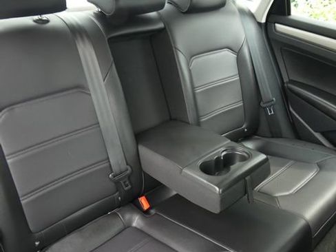 Certified 2022 Volkswagen Passat 2.0T SE FWD image 15