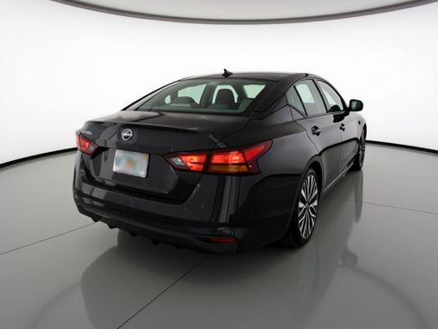 Used 2025 Nissan Altima 2.5 SV FWD image 9