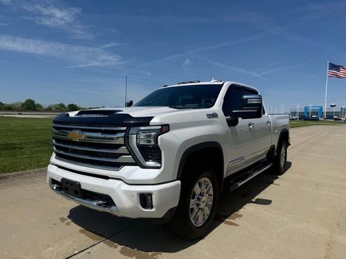 Used 2025 Chevrolet Silverado 2500 High Country w/ High Country Premium Package AWD/4WD image 9