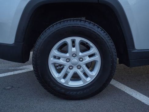 Used 2025 Jeep Grand Cherokee Laredo w/ Luxury Tech Group I image 42