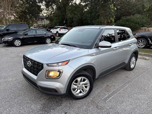 Used 2022 Hyundai Venue SE FWD image 2
