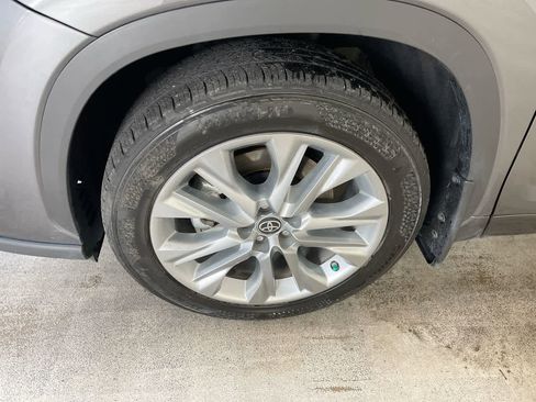 Used 2024 Toyota Highlander Limited image 10