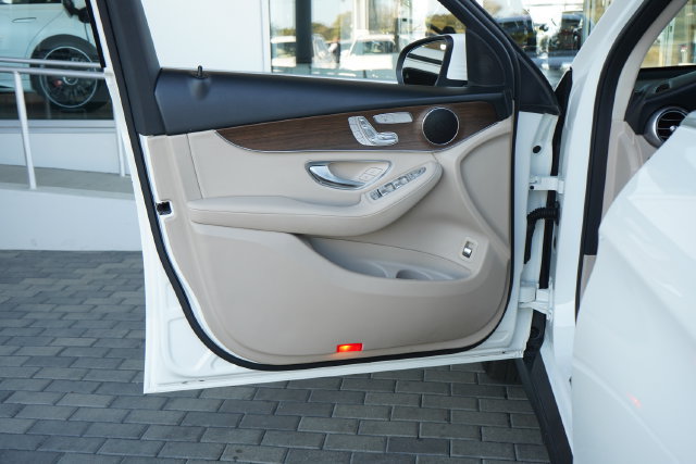 Used 2021 Mercedes-Benz GLC 300 4MATIC image 17
