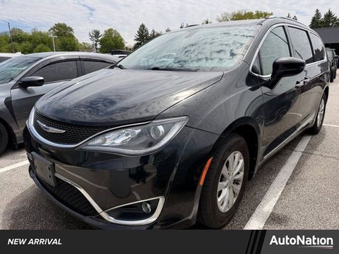 Used 2019 Chrysler Pacifica Touring-L FWD image 1