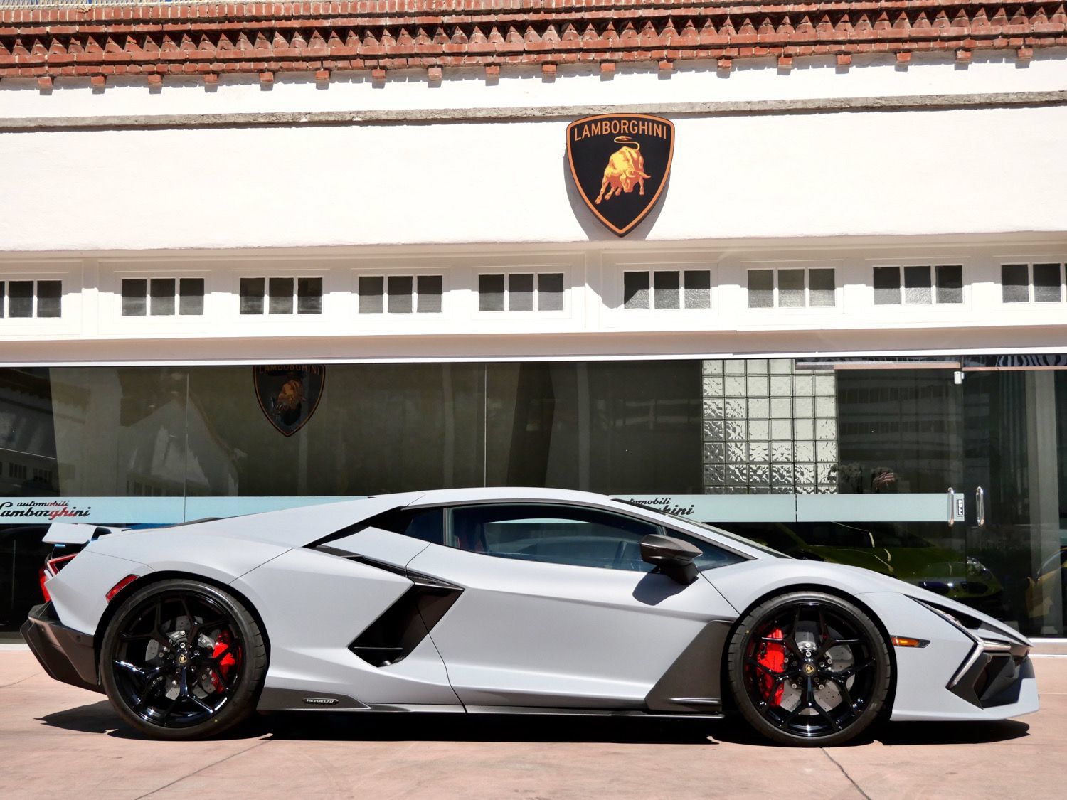 Used 2024 Lamborghini Revuelto AWD/4WD image 2