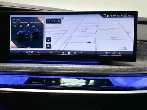 Used 2023 BMW i7 xDrive60 AWD/4WD image 17