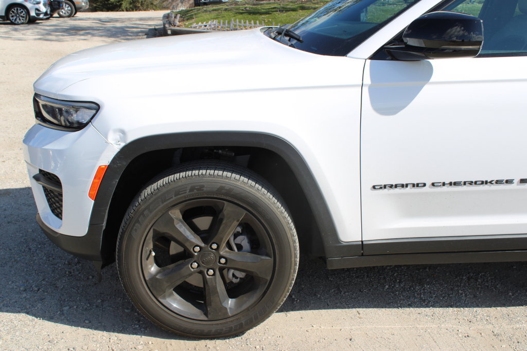 Used 2024 Jeep Grand Cherokee Altitude AWD/4WD image 7
