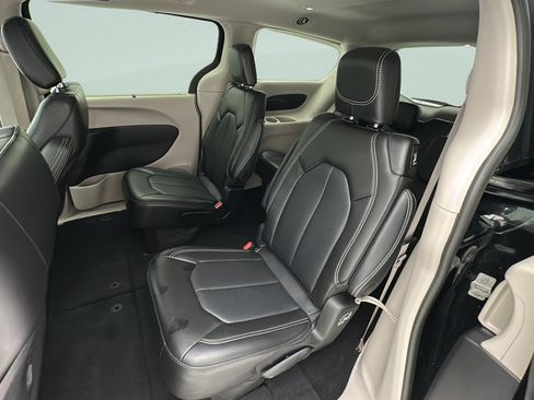 Used 2024 Chrysler Pacifica Touring-L FWD image 9