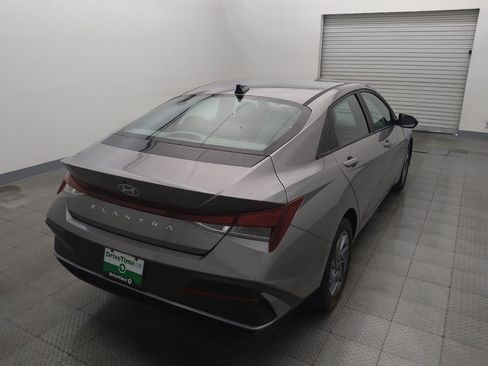 Used 2024 Hyundai Elantra SEL FWD image 7