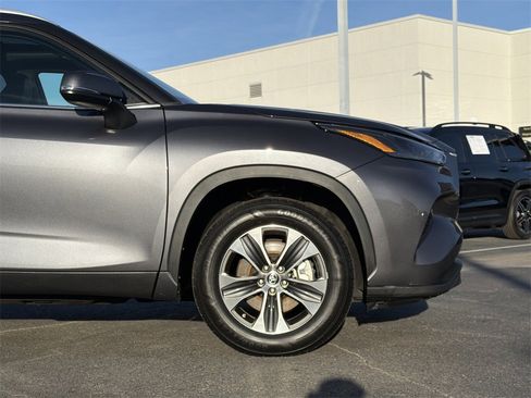 Used 2023 Toyota Highlander XLE image 9