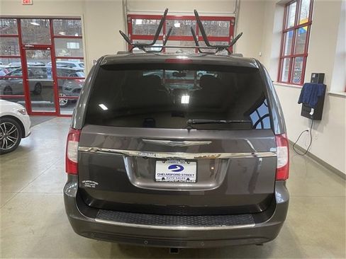 Used 2015 Chrysler Town & Country Touring-L w/ Driver Convenience Group image 5