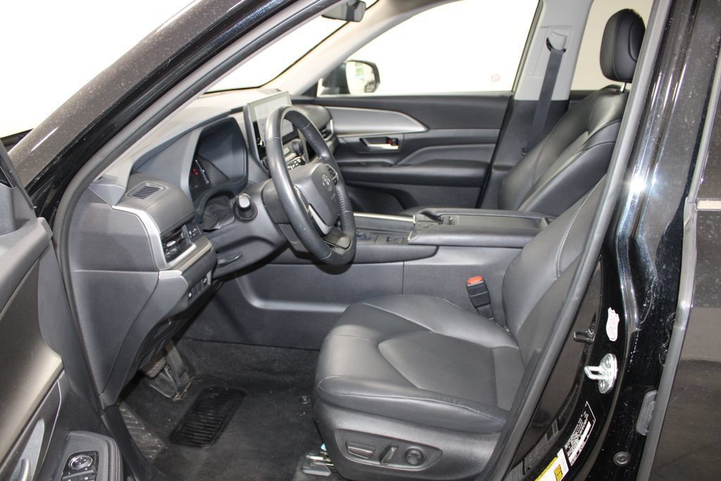 Used 2025 Toyota Grand Highlander AWD image 17