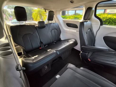 Used 2020 Chrysler Voyager Lxi image 13