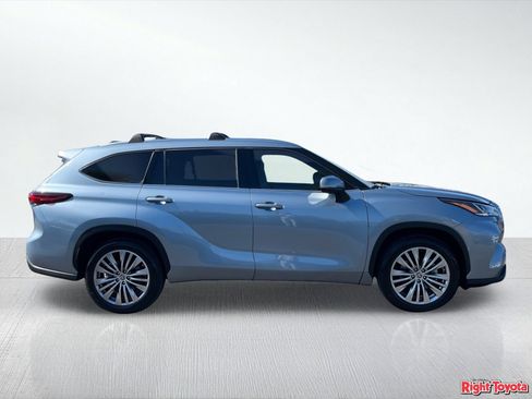 Used 2023 Toyota Highlander Platinum FWD image 7