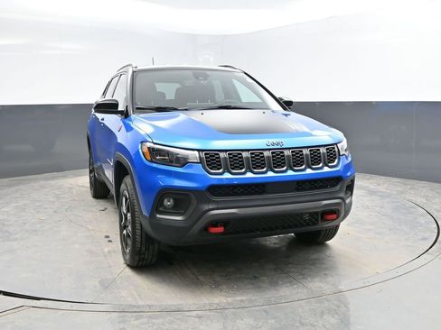 Used 2025 Jeep Compass Trailhawk image 4