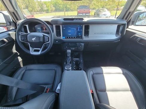 Used 2025 Ford Bronco Outer Banks AWD/4WD image 2