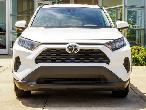 Used 2019 Toyota RAV4 LE FWD image 7