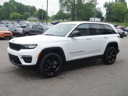 Used 2023 Jeep Grand Cherokee Limited w/ Black Appearance Package AWD/4WD image 8