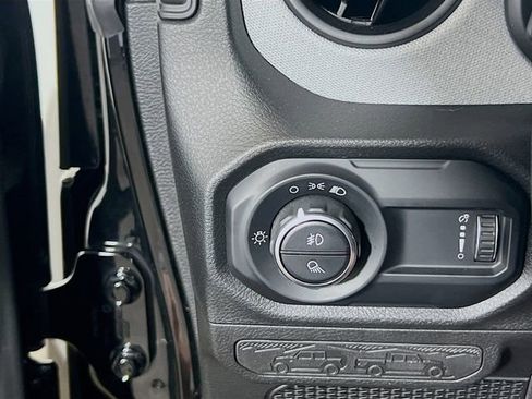 Used 2025 Jeep Gladiator Sport image 11