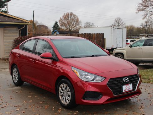 Used 2018 Hyundai Accent SE image 2