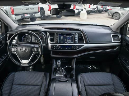 Used 2017 Toyota Highlander Plus FWD image 15
