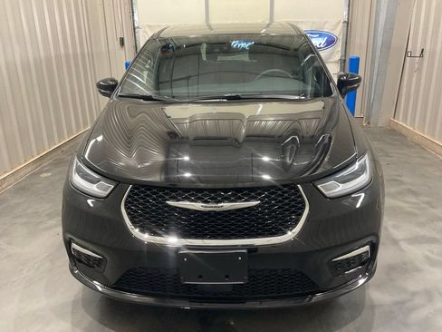 Used 2025 Chrysler Pacifica Select FWD image 3