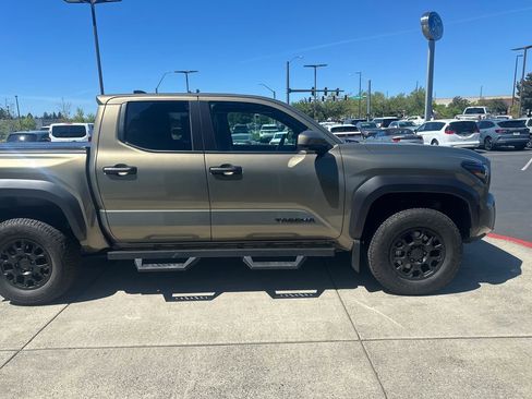 Used 2025 Toyota Tacoma TRD Off-Road AWD/4WD image 5