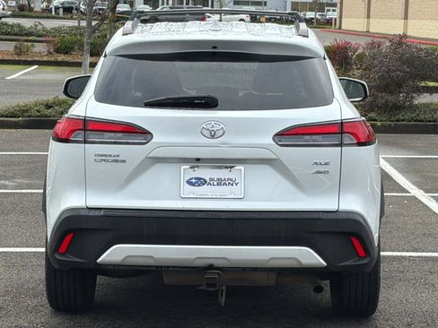 Used 2022 Toyota Corolla Cross XLE image 5
