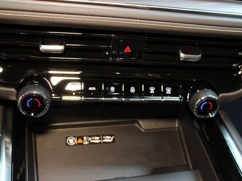 New 2025 Chevrolet Suburban Premier image 28