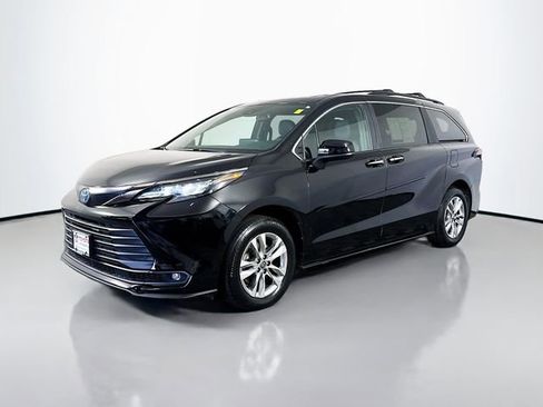 Certified 2022 Toyota Sienna XLE Woodland Edition AWD/4WD image 2