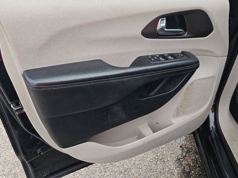Used 2020 Chrysler Voyager Lxi FWD image 12