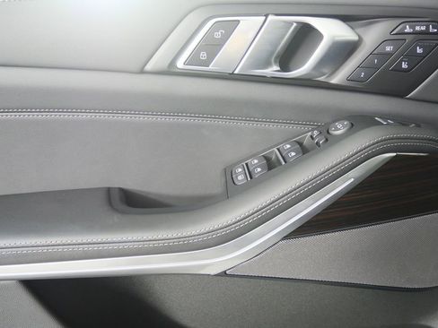 Used 2026 BMW X7 M60i image 9