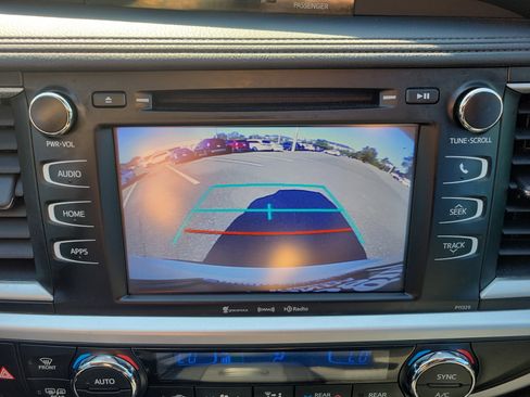 Used 2017 Toyota Highlander LE image 20