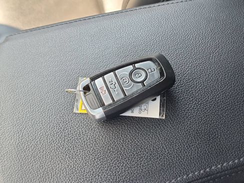 Used 2019 Ford Explorer XLT w/ Equipment Group 202A AWD/4WD image 34