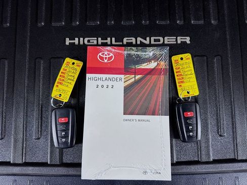 Certified 2022 Toyota Highlander XLE image 36