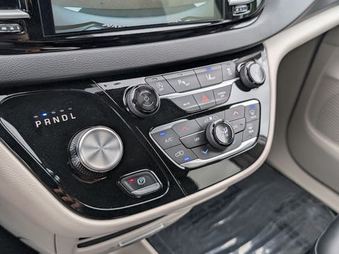 Used 2024 Chrysler Pacifica Touring-L FWD image 17