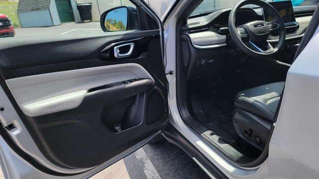 Used 2025 Jeep Compass Limited AWD/4WD image 18