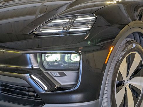 New 2026 Porsche Macan 4 Electric image 15