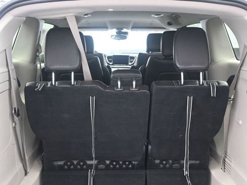 Used 2023 Chrysler Pacifica Touring-L image 27