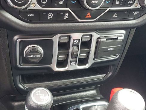 Used 2025 Jeep Wrangler Unlimited Sahara AWD/4WD image 19