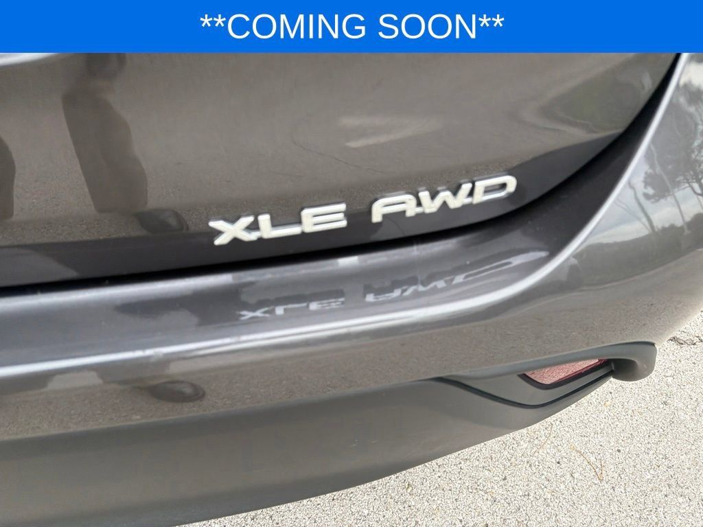 Used 2022 Toyota Highlander XLE AWD/4WD image 19