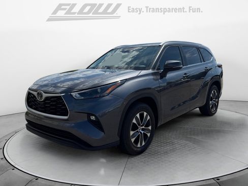 Used 2025 Toyota Highlander XLE image 3