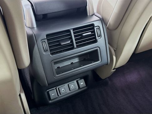 Used 2021 Land Rover Discovery S image 27