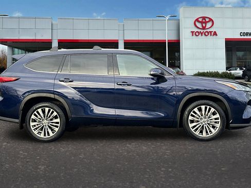 Used 2022 Toyota Highlander Platinum image 3